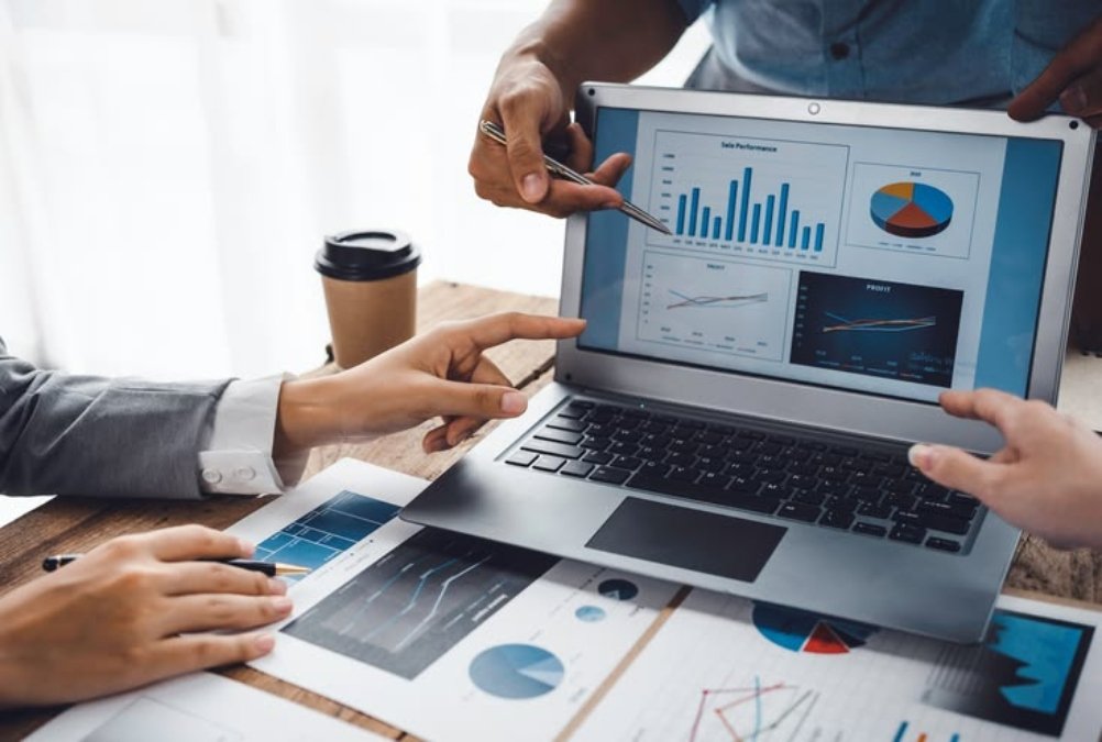 Outsourced accounting advisor reviewing business reports with company owners in a Dubai office